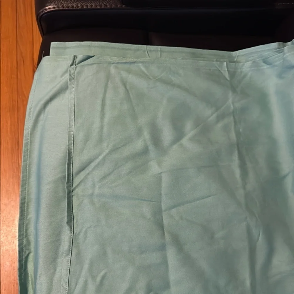 Green table cloth 90x91 New never used
